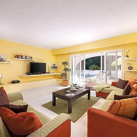 Villa Sleeps 6 With Pool And Air Con