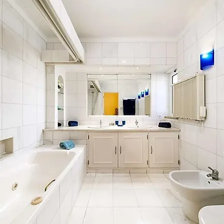 Sleeps 6 With Pool And Air Con
