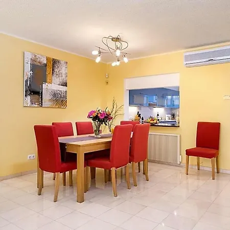Sleeps 6 With Pool And Air Con *