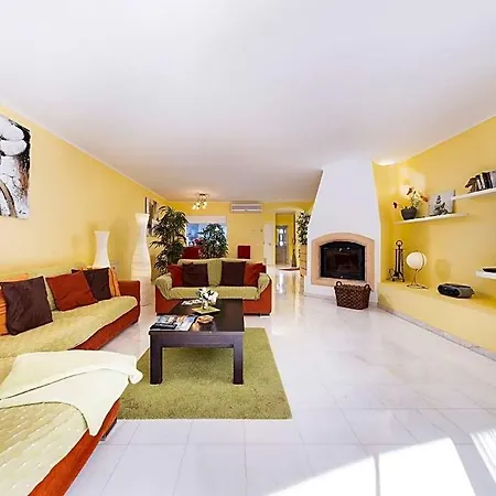 فيلة Sleeps 6 With Pool And Air Con