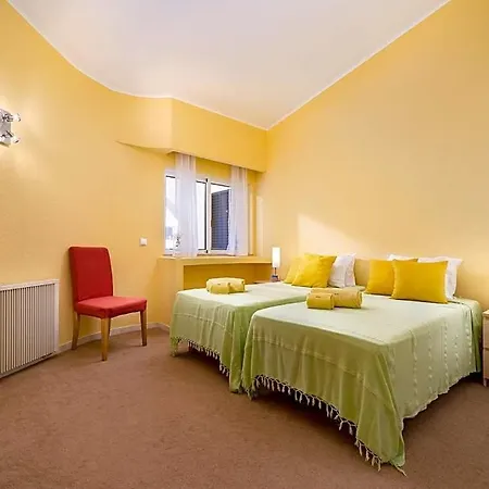 فيلة Sleeps 6 With Pool And Air Con